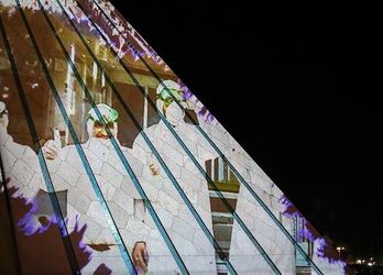 ویدیو مپینگ همدردی با کشورهای درگیر با کرونا بر روی برج آزادی تهران