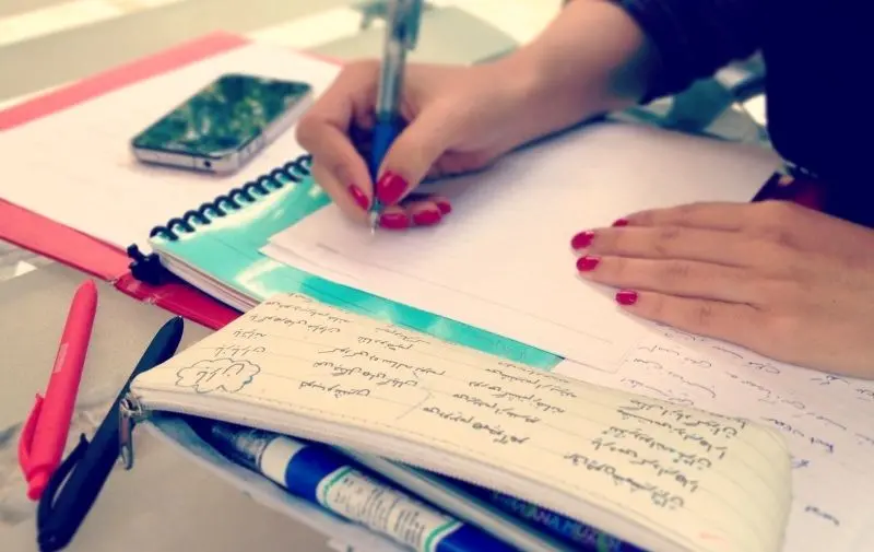 گزارش ایران‌آرت از سه آگهی عجیب ادبی/ تمسخر شش میلیاردتومانی شعر روی دیوار!