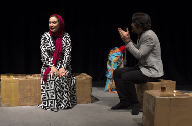 نمایش "مثل خاراندن یک زخم پس از خوب شدن" در عمارت نوفل‌لوشاتو