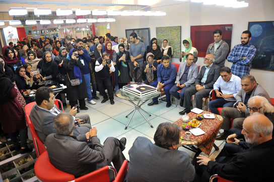 جشن تولد ۷۷ سالگی آیدین آغداشلو در نمایشگاه مطبوعات