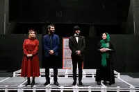 ببینید: ژست خانم بازیگر با مانتو چرم روی صحنه