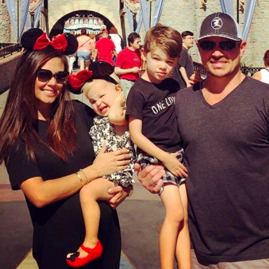 Nick-Vanessa-Lachey-Cute-Family-Pictures (2)