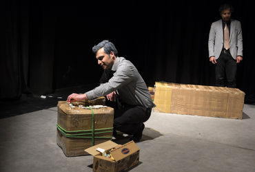 نمایش "مثل خاراندن یک زخم پس از خوب شدن" در عمارت نوفل‌لوشاتو