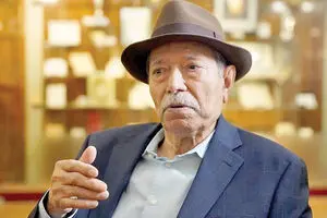 ویدئو: آواز شادمانه علی نصیریان در 90 سالگی