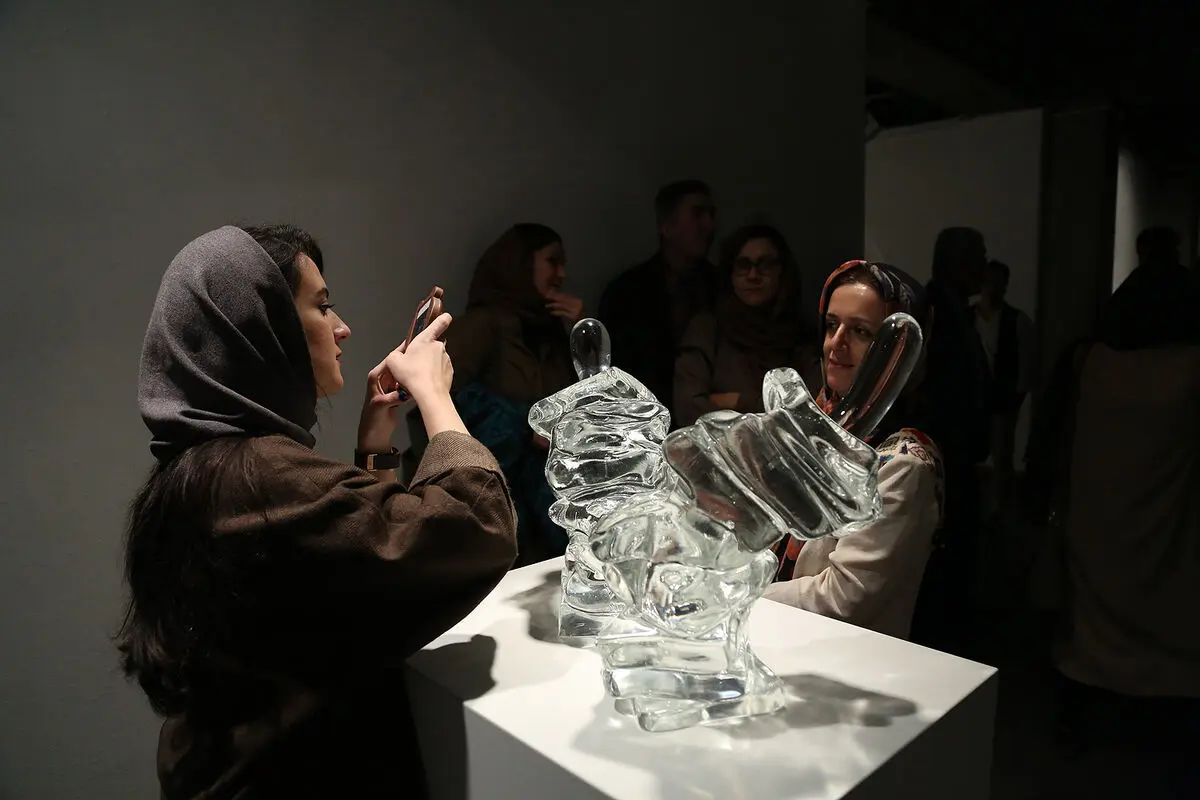 نمایشگاه تونی کرگ با عنوان 