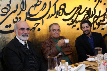 فرش فیروزه‌ای نمایش "مرد بالشی" در مرکز خرید تندیس