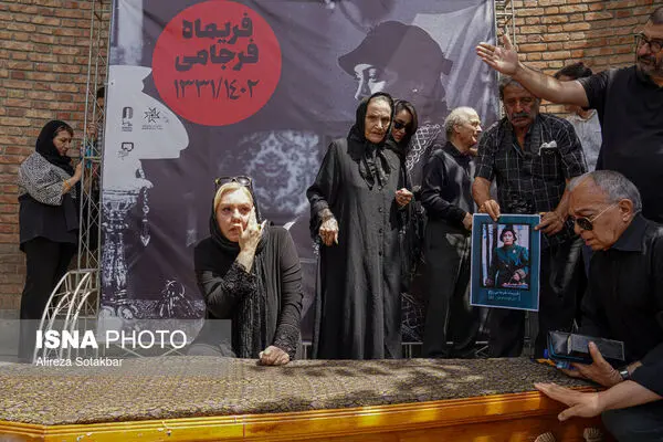 ببینید: چهره‌های اشک‌بار و بهت‌زده هنرمندان در تشییع پیکر فریماه فرجامی