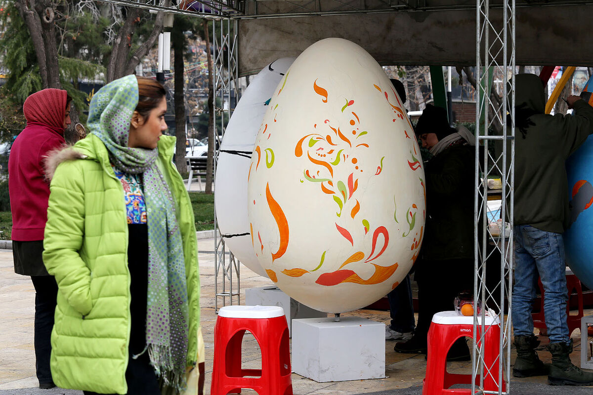 کارگاه آماده‌سازی تخم‌مرغ‌های نوروزی در میدان نارمک