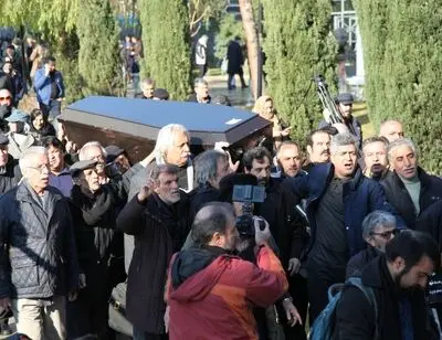 ببینید: تشییع پیکر اولین کارگردان زن سینمای ایران
