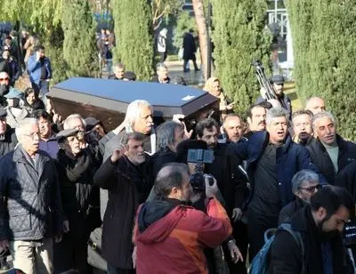 ببینید: تشییع پیکر اولین کارگردان زن سینمای ایران