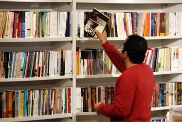 كتابگردي اهالي فرهنگ و هنر در شهركتاب فرشته