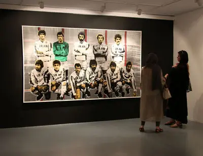 ببینید: نمایشگاهی عجیب با موضوع فوتبال / وقتی لنگ بوم نقاش می‌شود