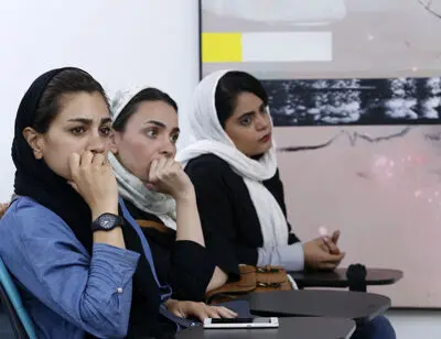 عکس‌های ایران‌آرت از نمایشنامه‌خوانی «دُرج مشکین» در گالری ثالث