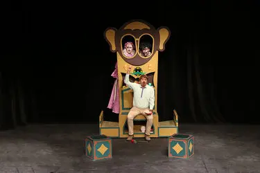 اجرای نمایش "سرزمین تهی سران" در تماشاخانه مهرگان