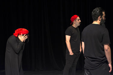 نمایش "گرگ‌ها کروات نمی‌زنند" در عمارت نوفل لوشاتو