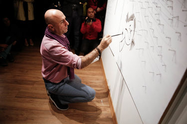 خلق اثر توسط بزرگمهر حسین‌پور در حمایت از کودکان بدسرپرست در گالری آس