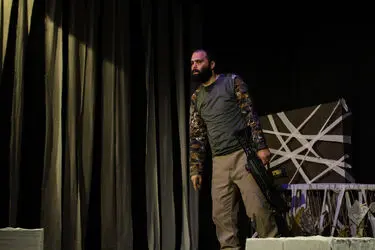 نمایش "سنگر دوست داشتنی" در تالار ناصرخسرو