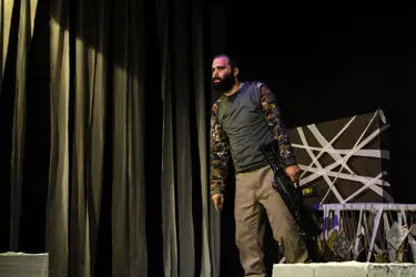 نمایش "سنگر دوست داشتنی" در تالار ناصرخسرو