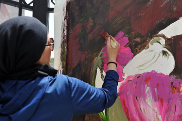 نقاشی گروهی صلح توسط جمعی از هنرمندان در موزه استاد صنعتی