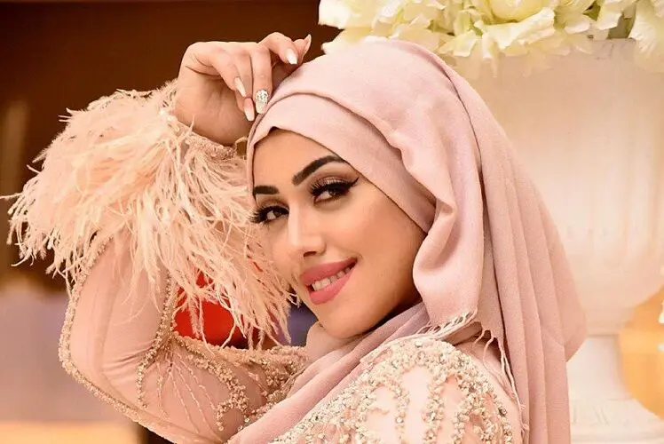 خواننده زن و یک دسته گل عاشقانه جنجالی/ عکس