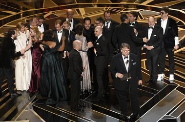 گی‌یرمو دل‌تورو همراه با عوامل «شکل آب» برای گرفتن اسکار بهترین فیلم روی صحنه آمد