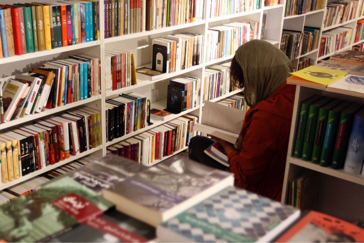 كتابگردي اهالي فرهنگ و هنر در شهركتاب فرشته