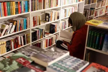 كتابگردي اهالي فرهنگ و هنر در شهركتاب فرشته