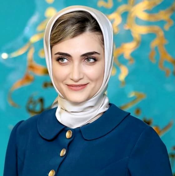 تصویر روز | چهره خاص و پوشش متفاوت الناز ملک و ساناز سعیدی در جشنواره فجر | گلی شی