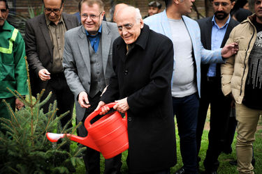 مراسم هفته درختکاری با حضور اصحاب فرهنگ، هنر و رسانه در خانه هنرمندان تهران