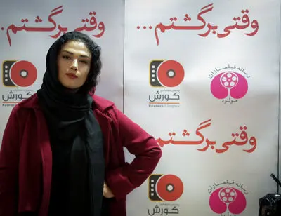 لادن با پالتوی قرمز و رعنا با روسری سفید در اکران خصوصی 