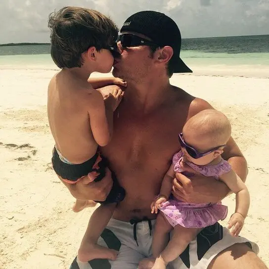 Nick-Vanessa-Lachey-Cute-Family-Pictures
