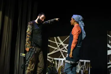 نمایش "سنگر دوست داشتنی" در تالار ناصرخسرو