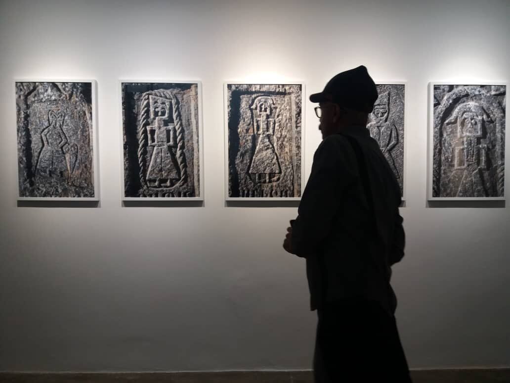 نمایشگاه عکس­‌ های امیر جمشیدی با عنوان «پرتره­‌ های سنگی» در گالری سایه