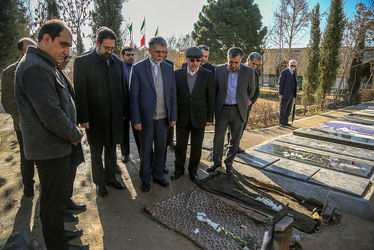 گل‌باران قطعه هنرمندان توسط وزیر ارشاد و معاون هنری وزارت ارشاد