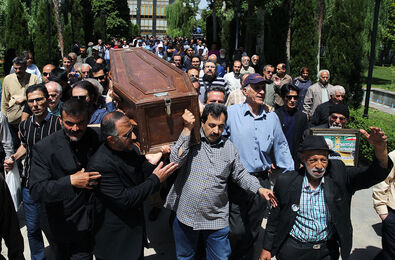 ببینید: حضور هنرمندان در مراسم تشییع پیکر پرویز بهرام