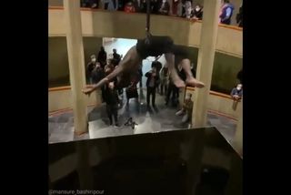 ویدئو: پرت شدن یک هنرمند به حوض روغن هاراگوچی/ توضیحات موزه هنرهای معاصر تهران