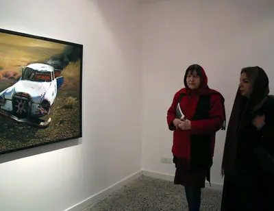 ببینید: نقاشی‌های عجیبی با دود، نور و تاریکی