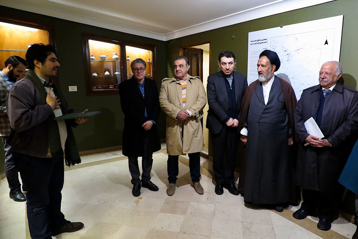 مراسم اهدای لوح به شرکت کنندگان نمایشگاه آینه دار دوران