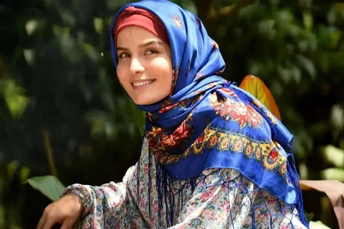 غزاله اکرمی» (سوجان) در 19 سالگی در پشت‌صحنه دومین سریالش