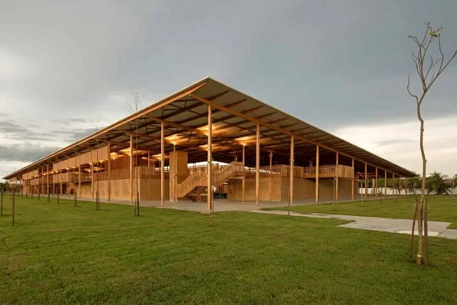 معرفی بهترین عمارت دنیا / مدرسه‌ای چوبی در منطقه دورافتاده برزیل