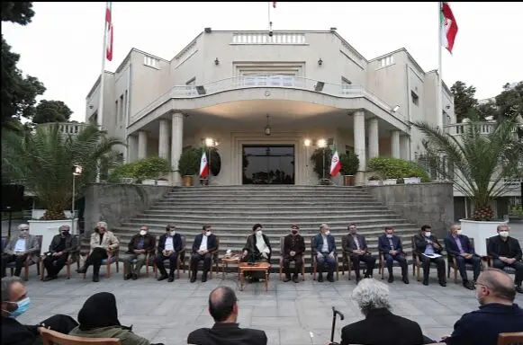 دیدار هنرمندان با سید ابراهیم رئیسی در مراسم افطاری ۱۴۰۱