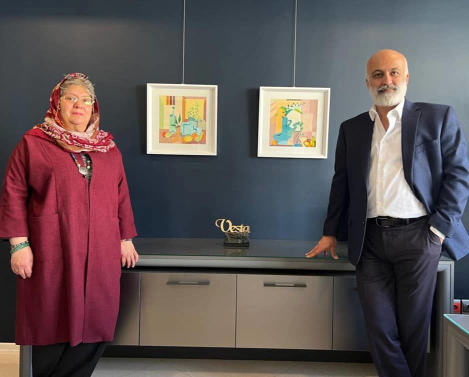 Hamidreza Shafiei and the Play of Form and Color in the Works of Farahnaz Hamedanizadeh