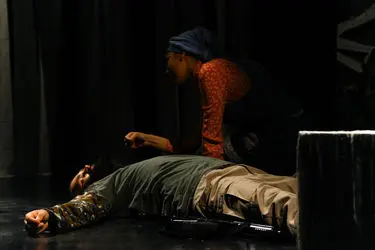 نمایش "سنگر دوست داشتنی" در تالار ناصرخسرو