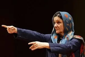 گلاب آدینه: این روزها بی‌شمار فحش و ناسزا می‌شنوم/ می‌توان در عین اعتراض و حق‌طلبی تئاتر هم اجرا کرد