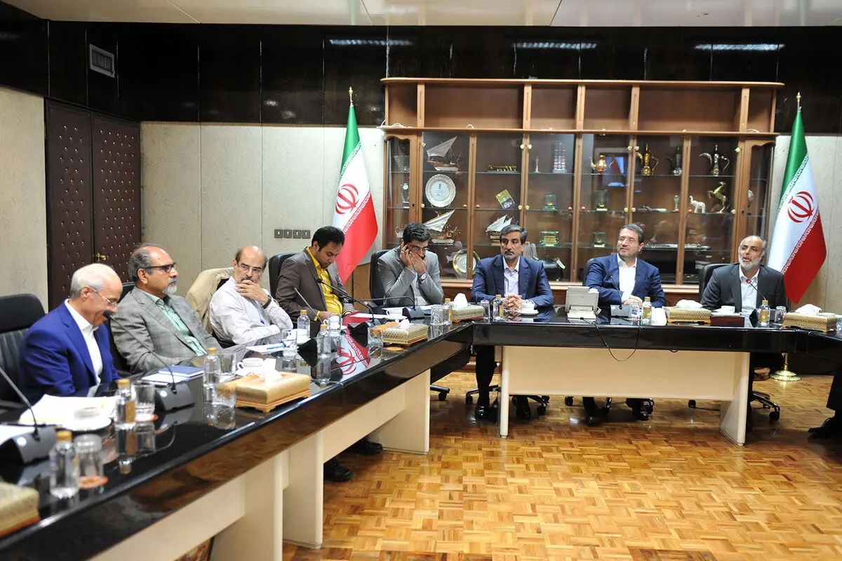 دیدار جمعی از هنرمندان با رضا رحمانی  وزیر صنعت، معدن و تجارت 