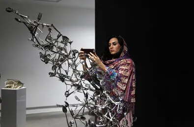 وقتی اشیاء خانه همسرایی می‌کنند/ گزارش تصویری ایران آرت از نمایشگاه مجسمه‌های آسمان اورعی