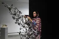 وقتی اشیاء خانه همسرایی می‌کنند/ گزارش تصویری ایران آرت از نمایشگاه مجسمه‌های آسمان اورعی