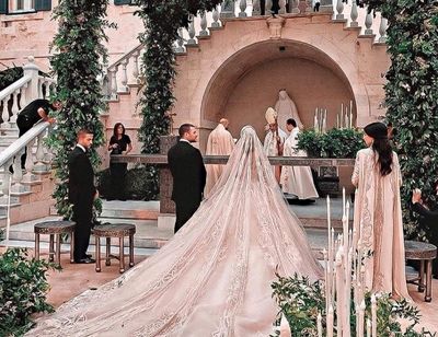 لباس عروسی  که دوختش 700 ساعت زمان برد/ کار شگفت انگیز دیزاینر بیانسه و آنجلینا جولی 