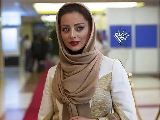دستمال گردن عجیب و غریب خانم بازیگر+ عکس