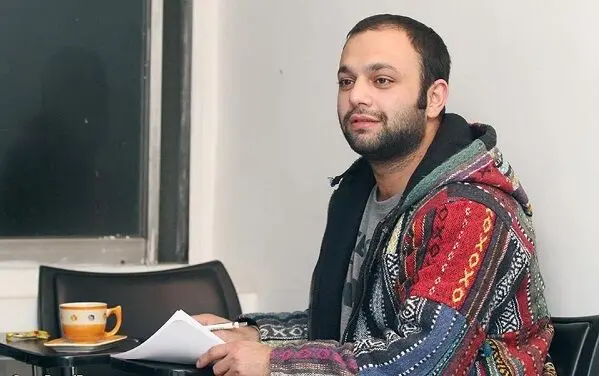 چنبره مار ترسناک به دور صابر ابر+ عکس
